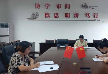三尺讲台显身手　片段教学竞风彩